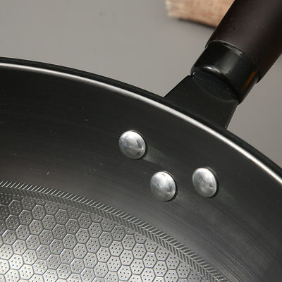 Minimalist Style Non Stick Honeycomb 34cm Pure Iron Frying Wok Sustainable and Durable